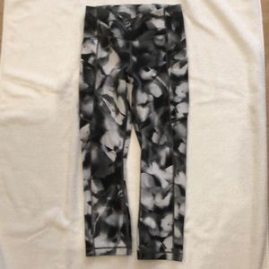 Lululemon size 2 cropped leggings